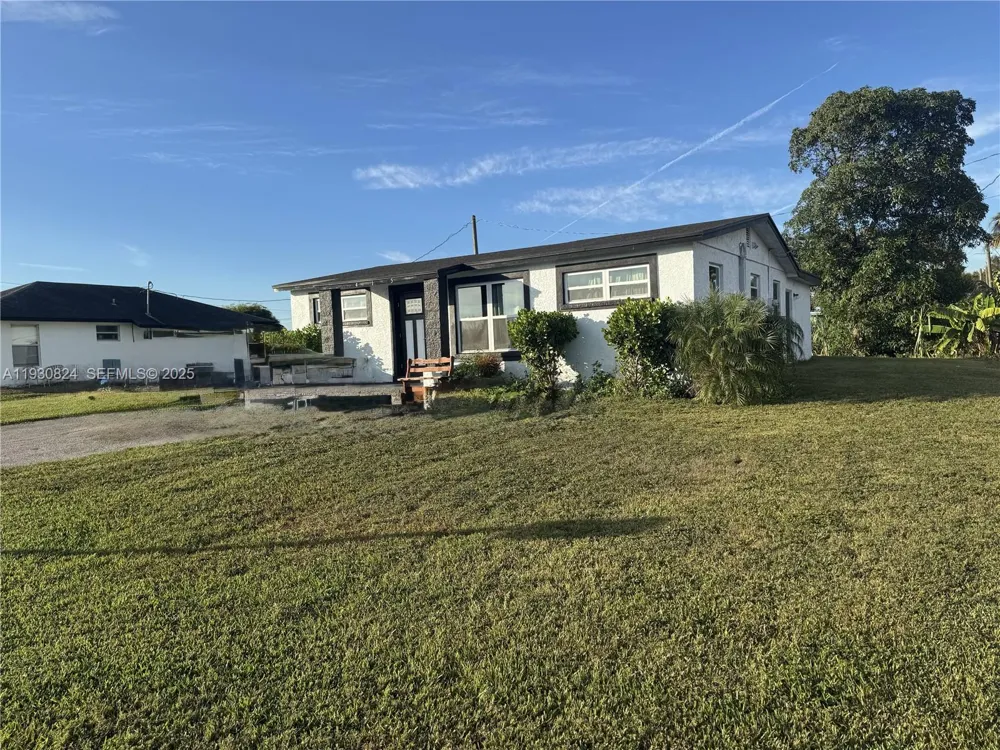 415 SE 4th St South Bay, FL 33493