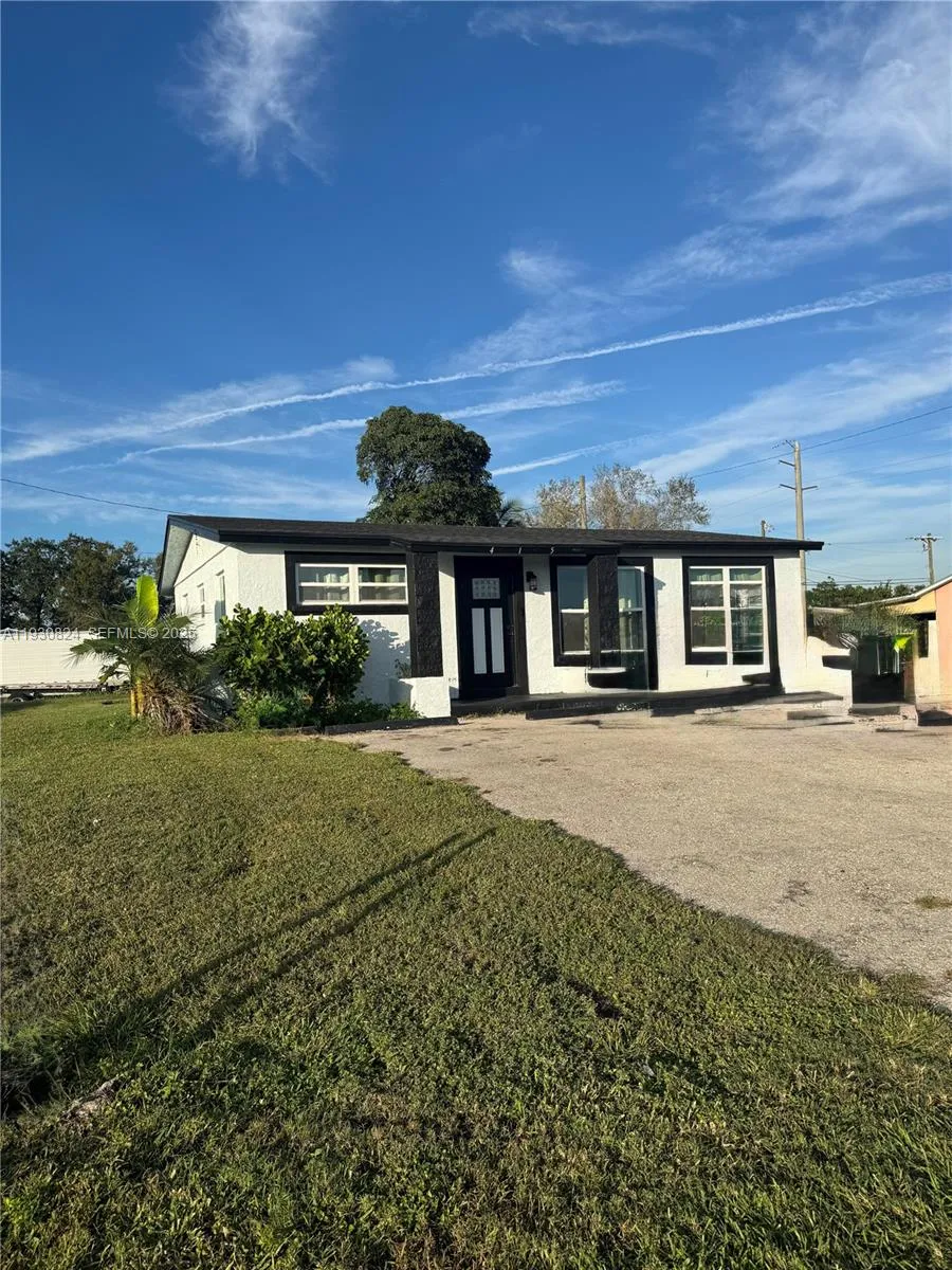 415 SE 4th St South Bay, FL 33493