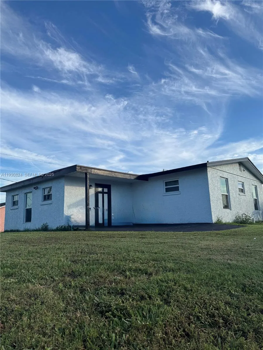 415 SE 4th St South Bay, FL 33493