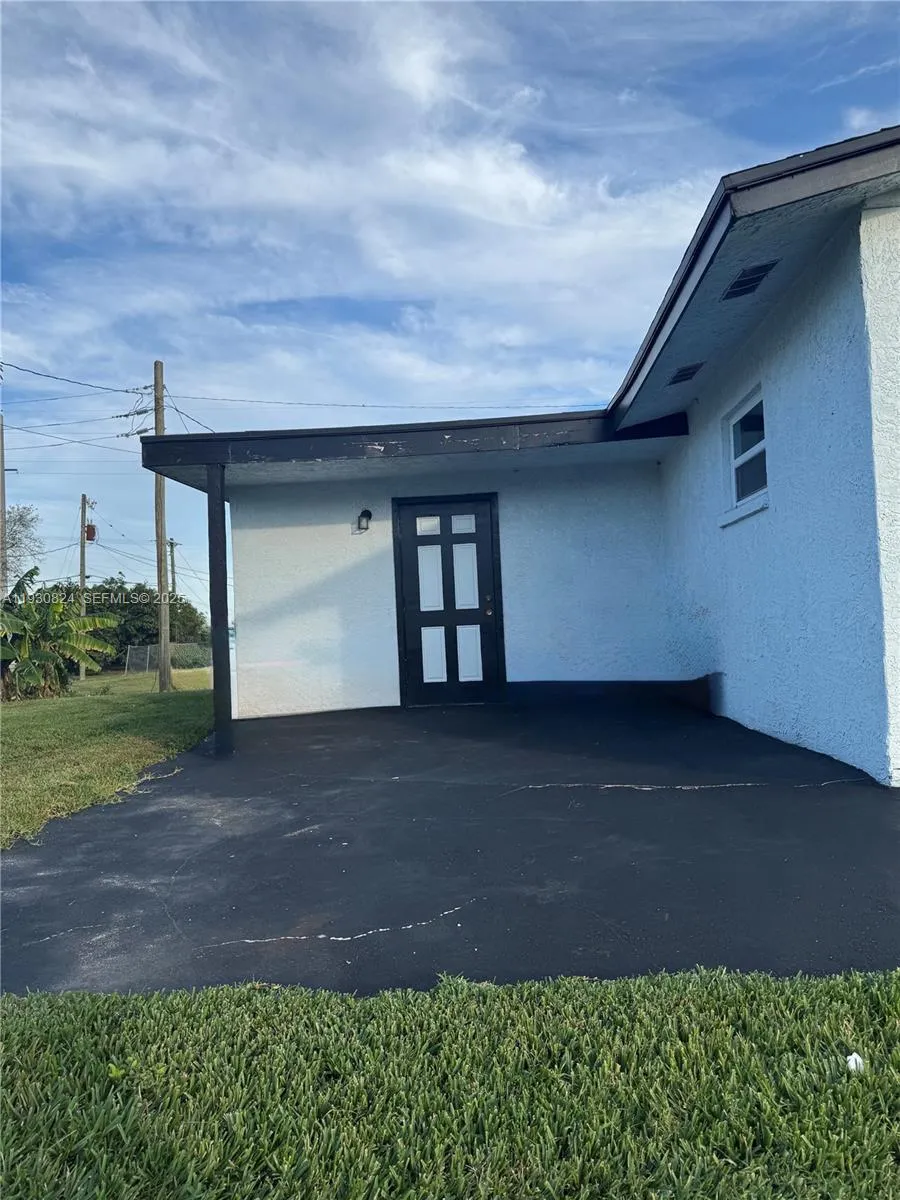 415 SE 4th St South Bay, FL 33493