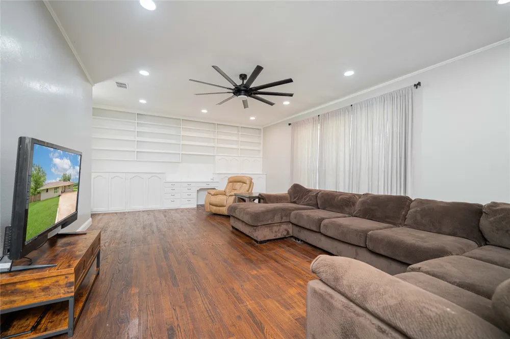 812 E 1st Hughes Springs, TX 75656