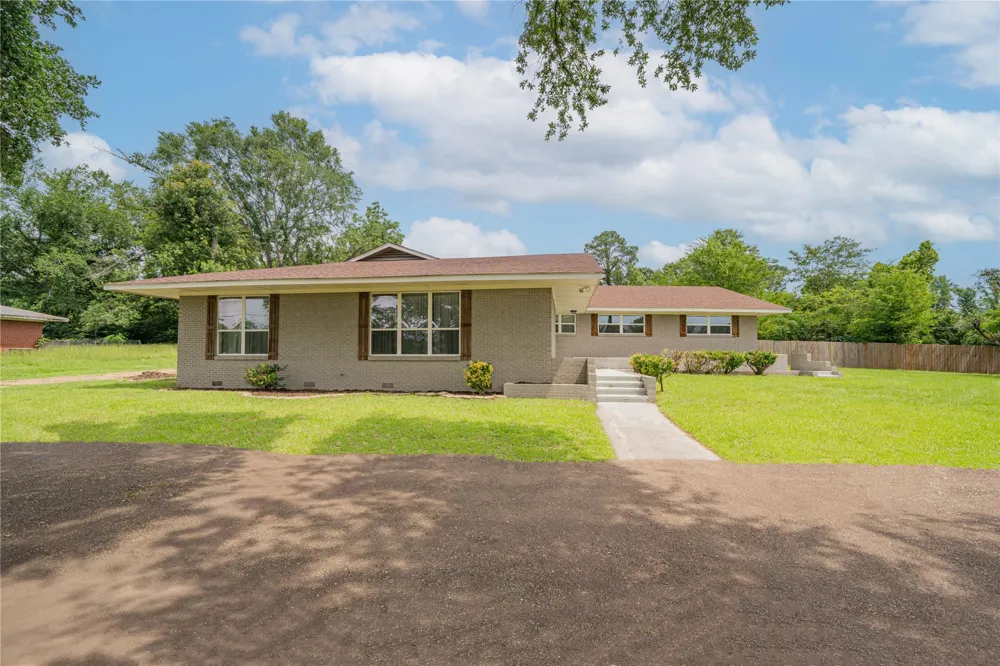 812 E 1st Hughes Springs, TX 75656