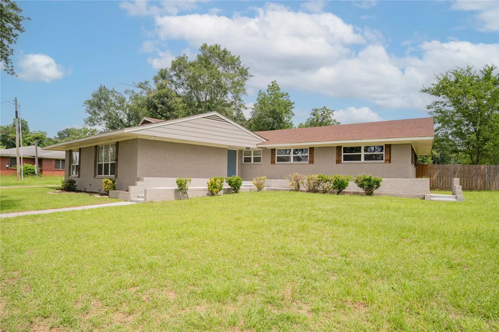 812 E 1st Hughes Springs, TX 75656