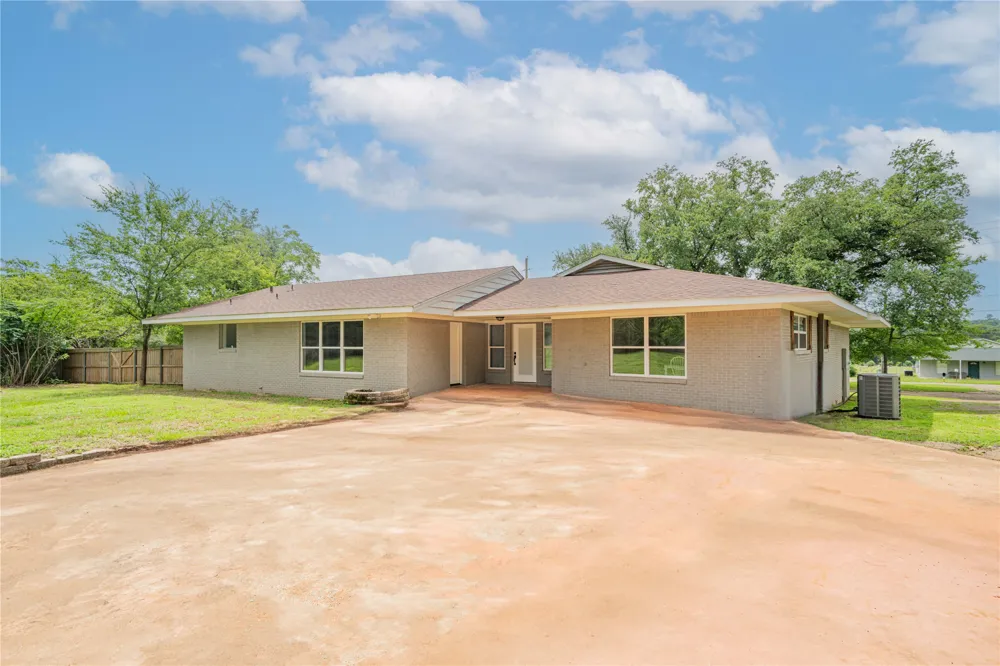 812 E 1st Hughes Springs, TX 75656
