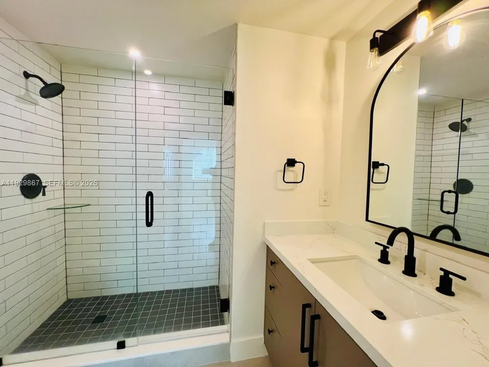 8000 Nob Hill Rd #204 Tamarac, FL 33321