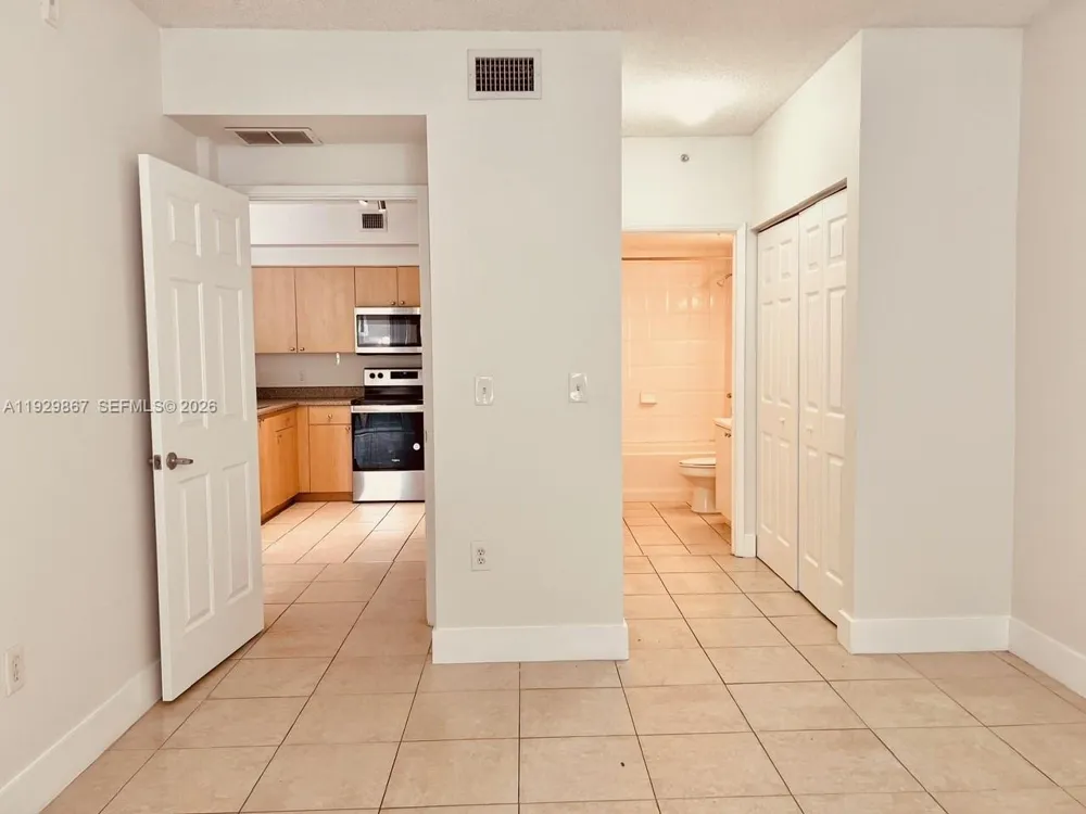 8000 Nob Hill Rd #204 Tamarac, FL 33321