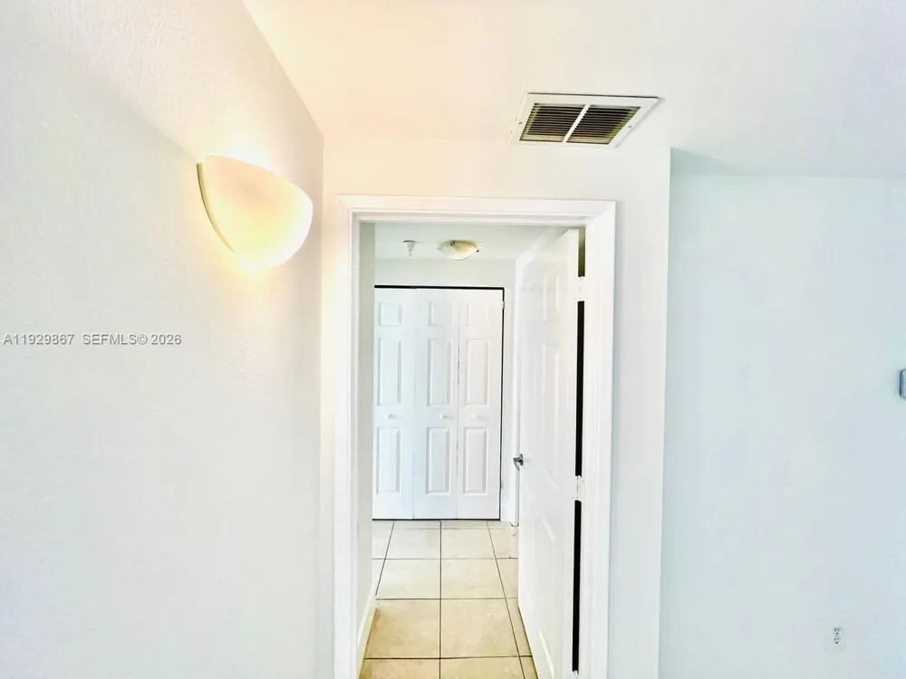 8000 Nob Hill Rd #204 Tamarac, FL 33321