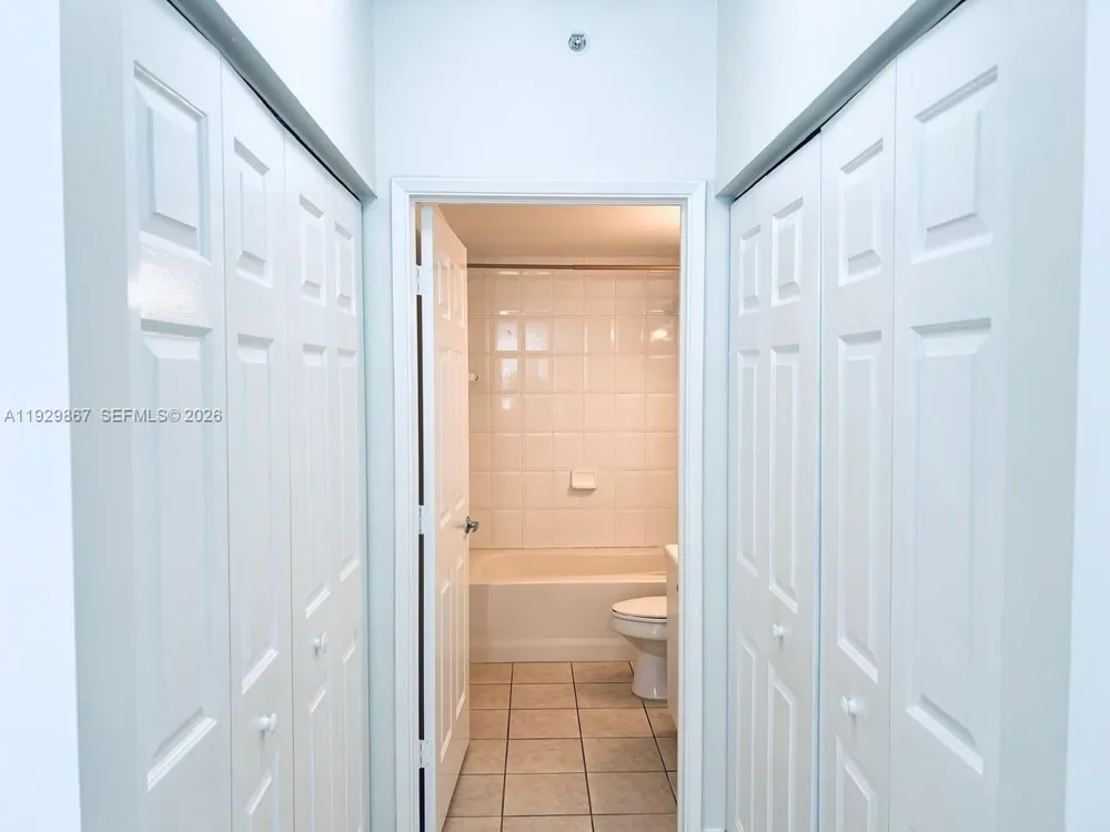 8000 Nob Hill Rd #204 Tamarac, FL 33321