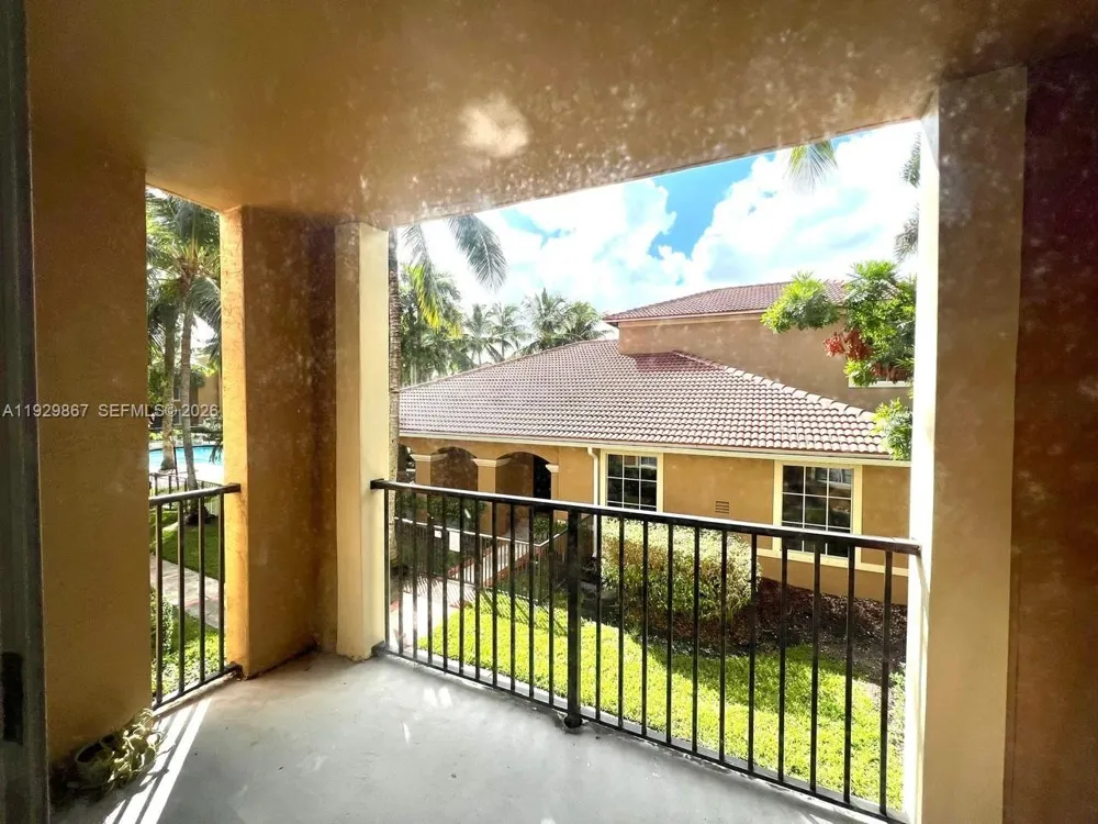 8000 Nob Hill Rd #204 Tamarac, FL 33321