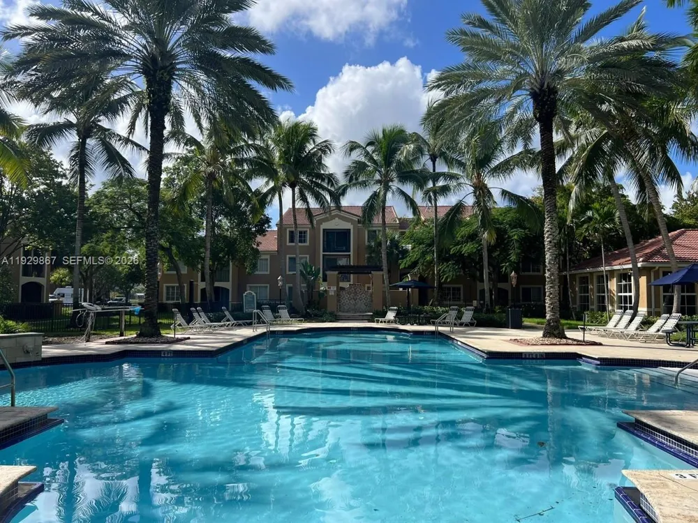 8000 Nob Hill Rd #204 Tamarac, FL 33321