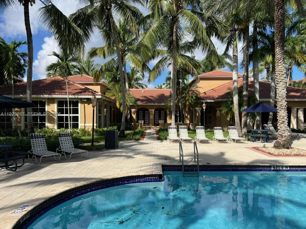 8000 Nob Hill Rd #204 Tamarac, FL 33321