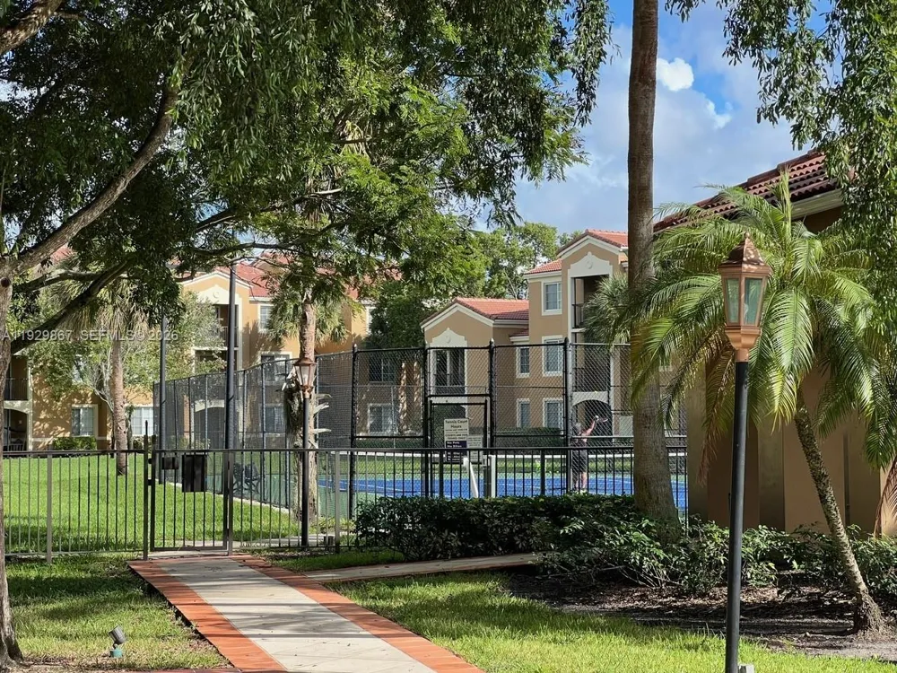 8000 Nob Hill Rd #204 Tamarac, FL 33321
