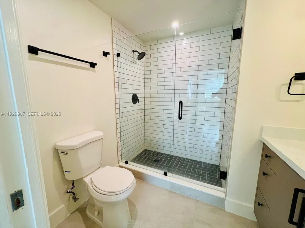 8000 Nob Hill Rd #204 Tamarac, FL 33321