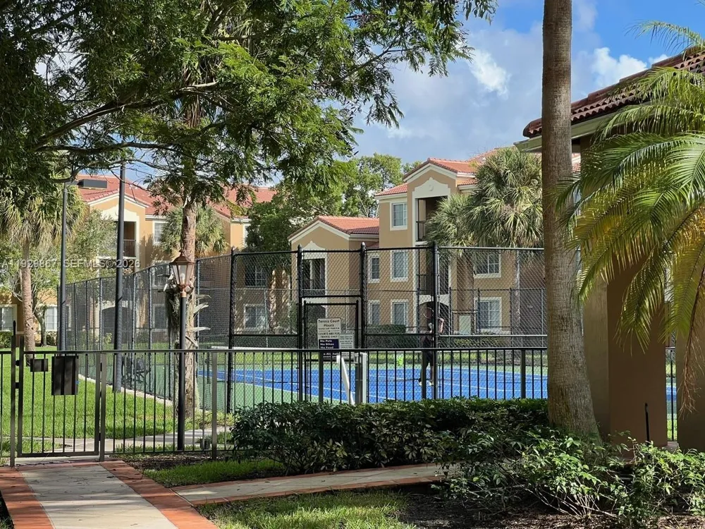 8000 Nob Hill Rd #204 Tamarac, FL 33321