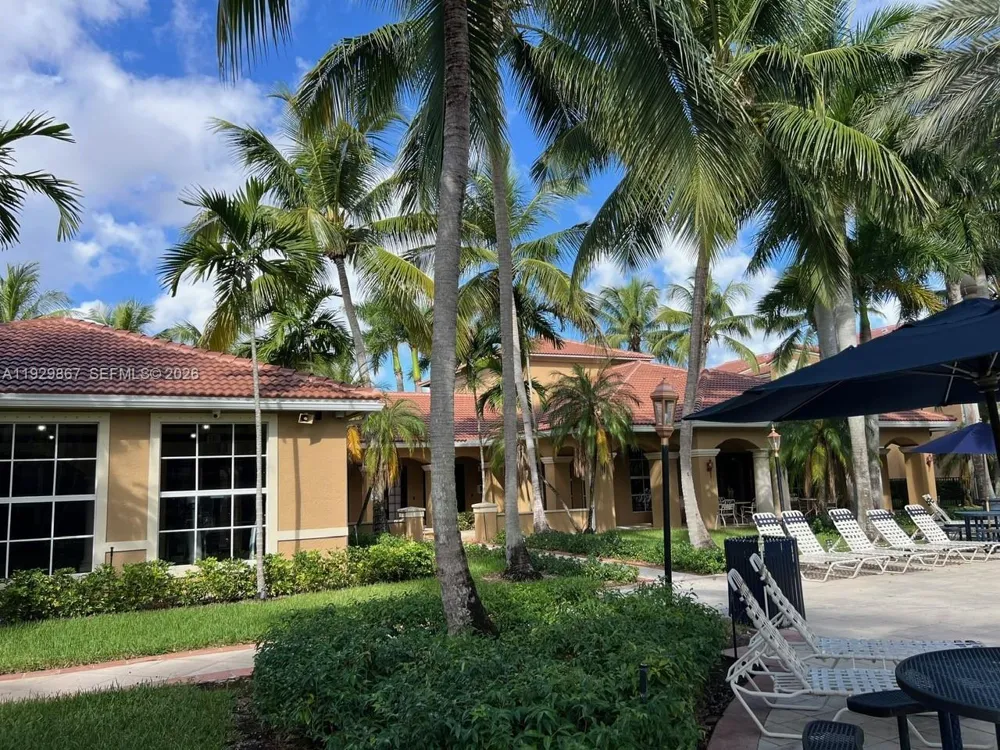 8000 Nob Hill Rd #204 Tamarac, FL 33321