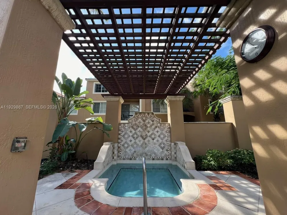8000 Nob Hill Rd #204 Tamarac, FL 33321