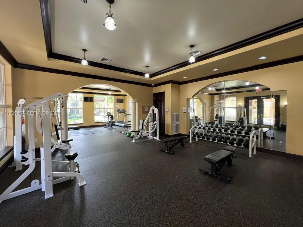 8000 Nob Hill Rd #204 Tamarac, FL 33321