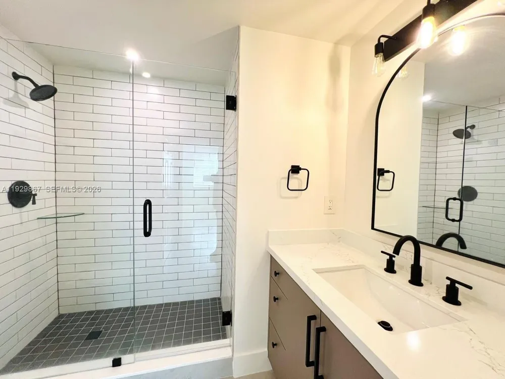 8000 Nob Hill Rd #204 Tamarac, FL 33321