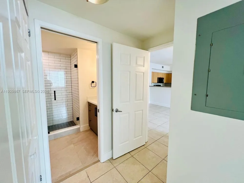 8000 Nob Hill Rd #204 Tamarac, FL 33321
