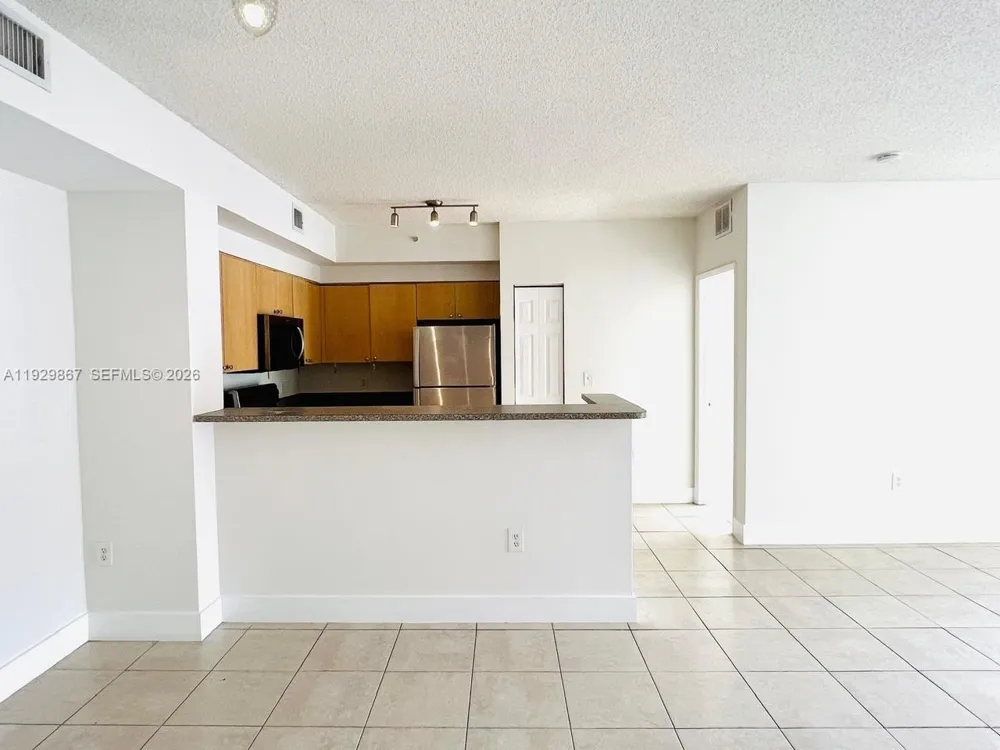 8000 Nob Hill Rd #204 Tamarac, FL 33321