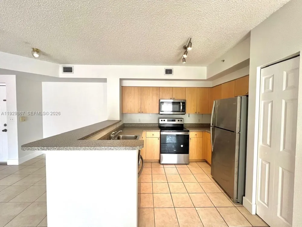 8000 Nob Hill Rd #204 Tamarac, FL 33321