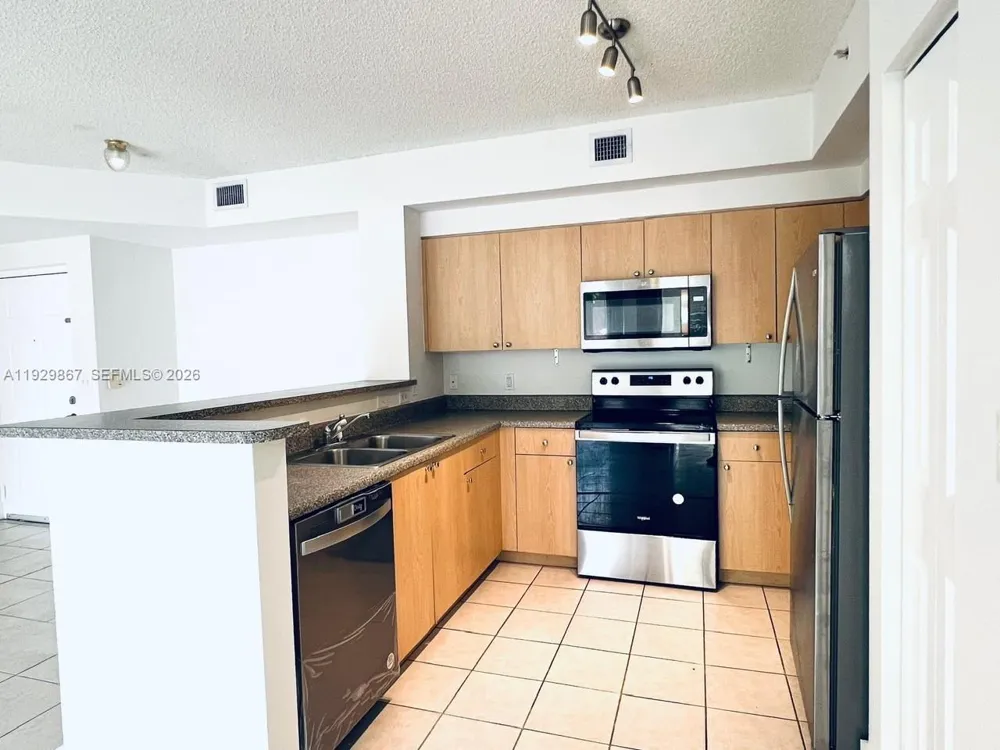 8000 Nob Hill Rd #204 Tamarac, FL 33321