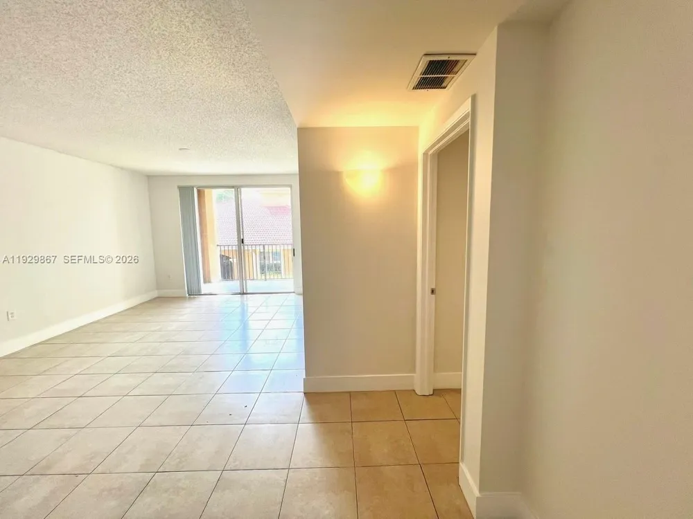 8000 Nob Hill Rd #204 Tamarac, FL 33321