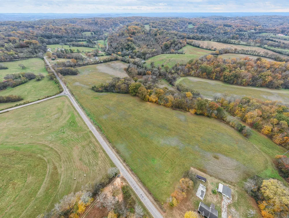 9 Craig Bridge Rd Williamsport, TN 38487