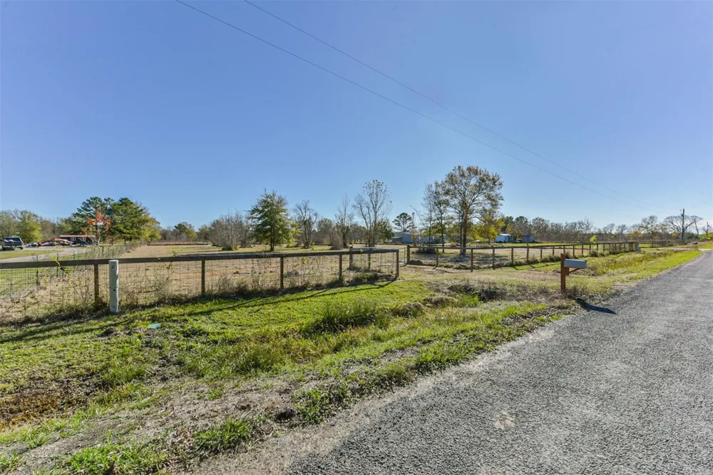 1889 County Road 2068 Hull, TX 77564