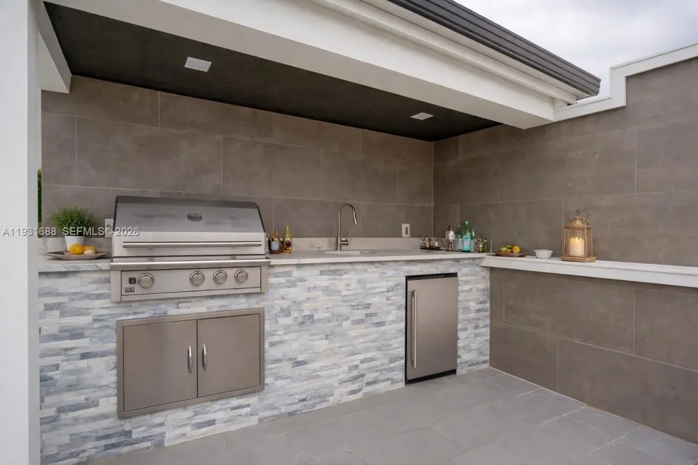 3800 Crayton Road Naples, FL 34103