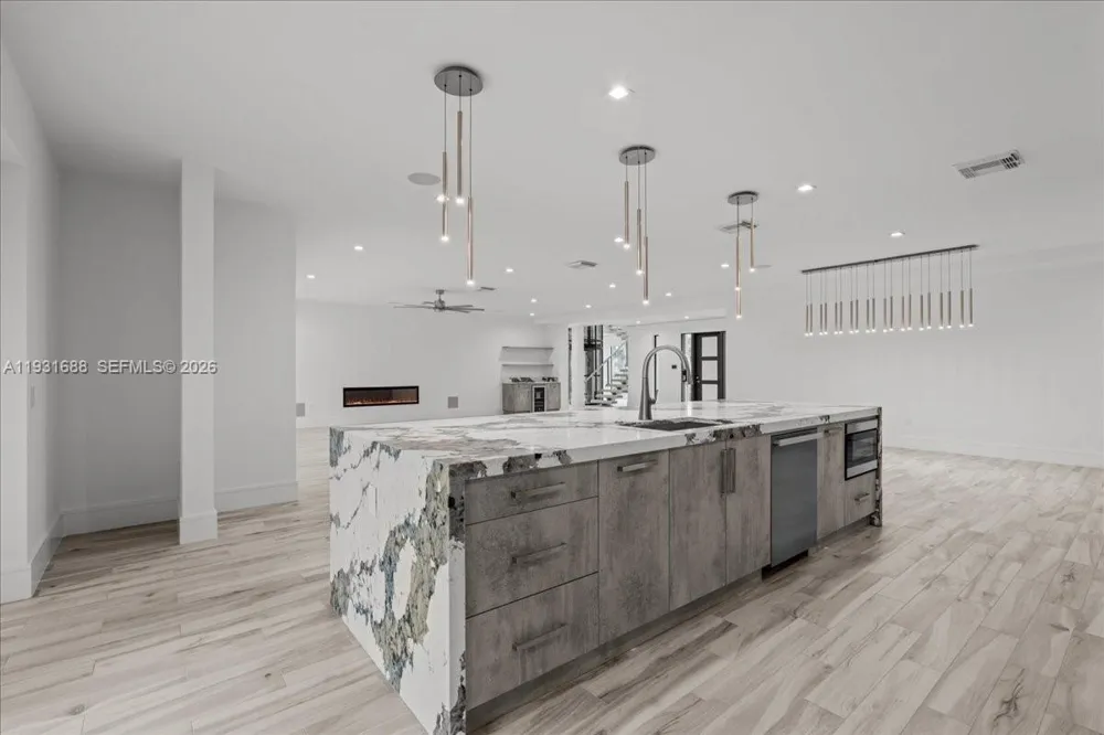 3800 Crayton Road Naples, FL 34103
