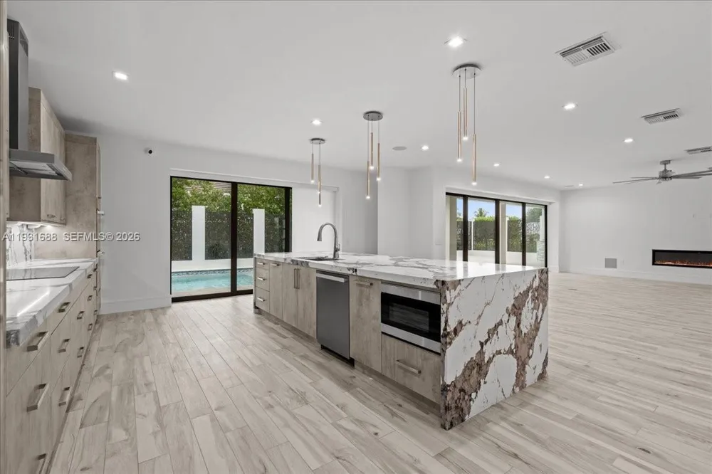 3800 Crayton Road Naples, FL 34103