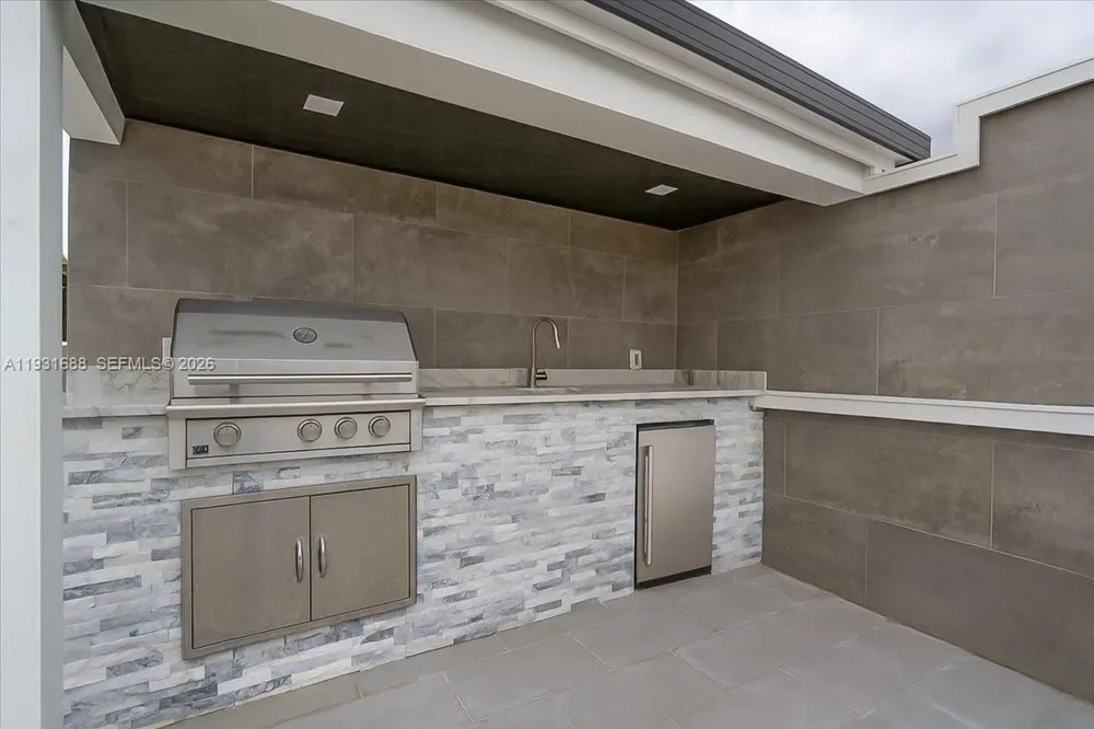 3800 Crayton Road Naples, FL 34103