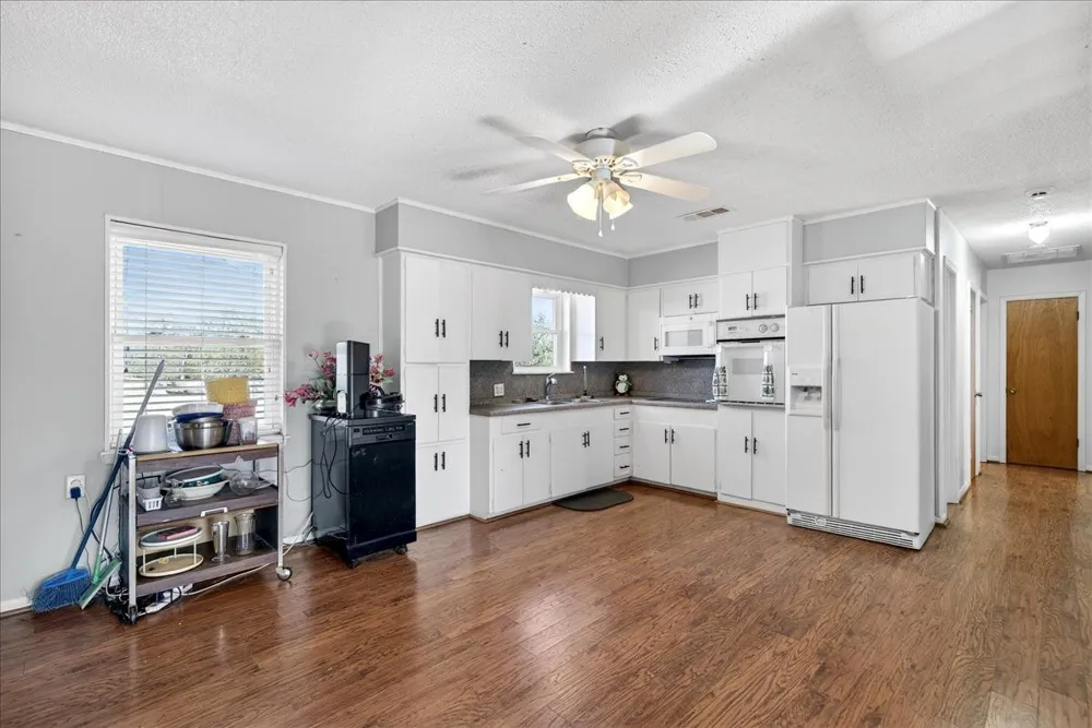 300 County Road 2100 Road Seven Points, TX 75143