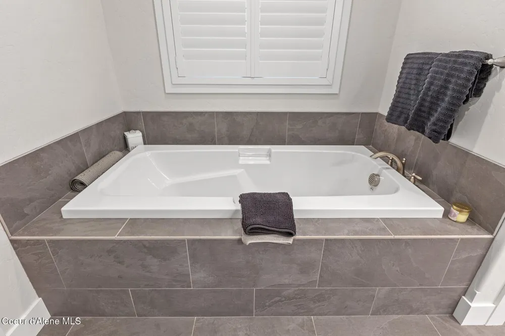 12399 Meadow Wood Lane Hayden, ID 83835