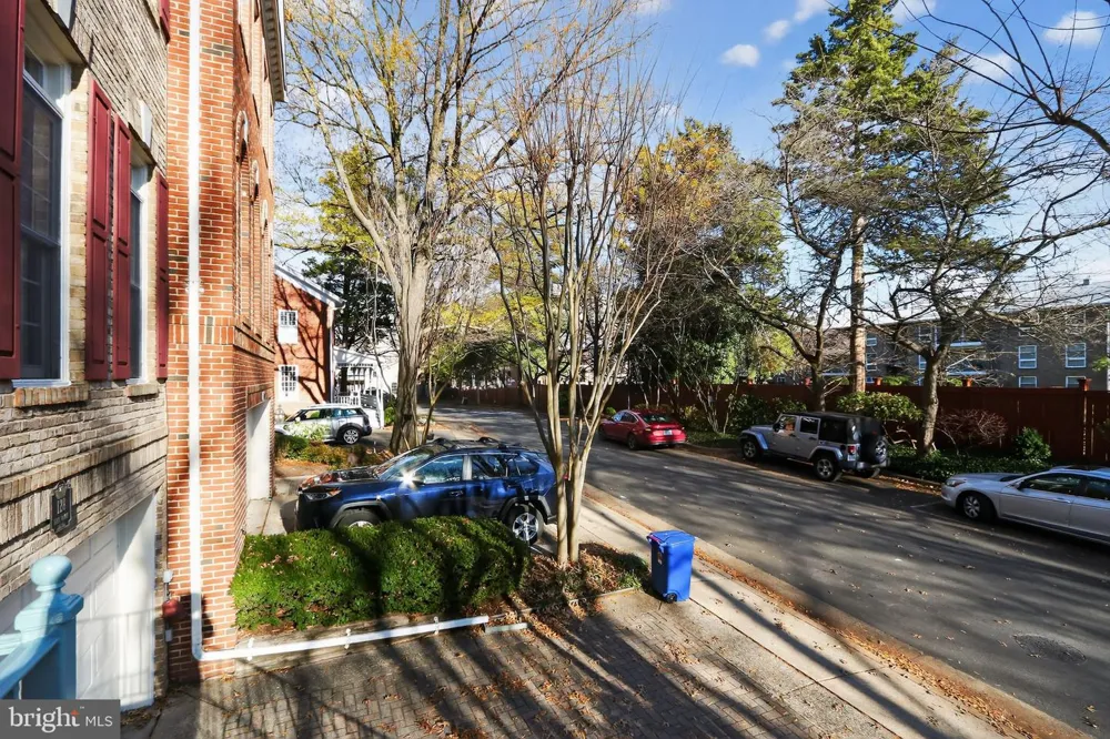 128 REES PLACE Falls Church, VA 22046