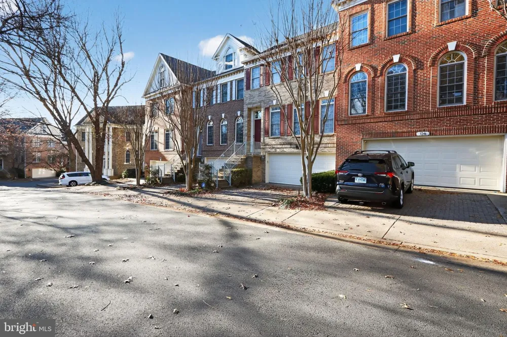 128 REES PLACE Falls Church, VA 22046