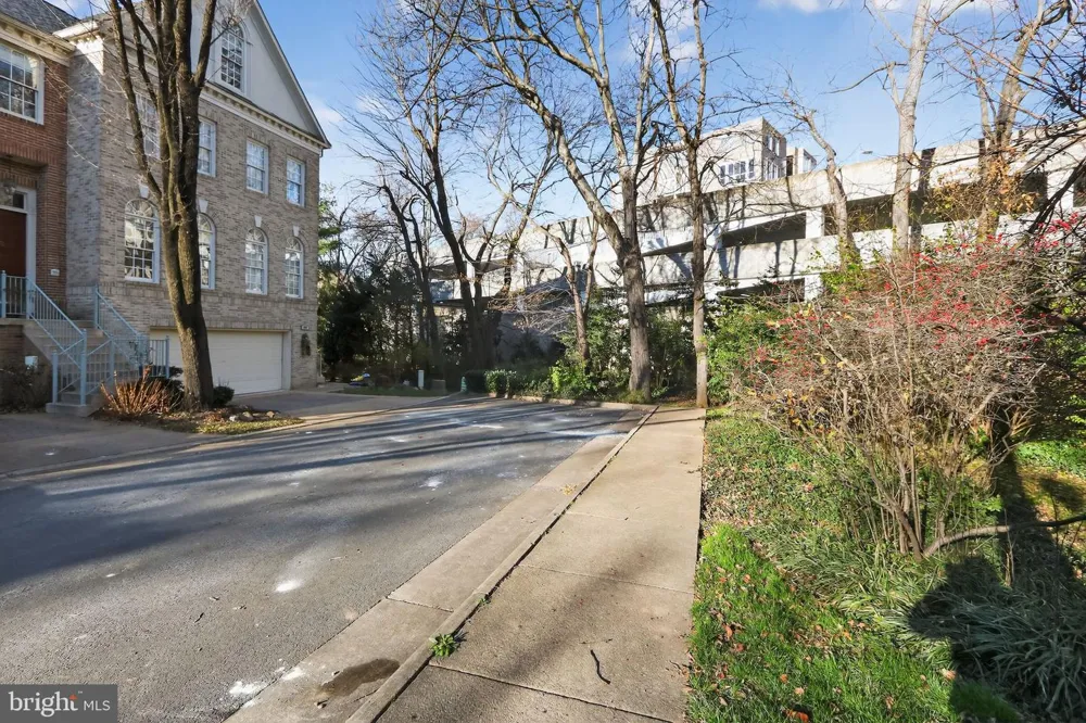 128 REES PLACE Falls Church, VA 22046
