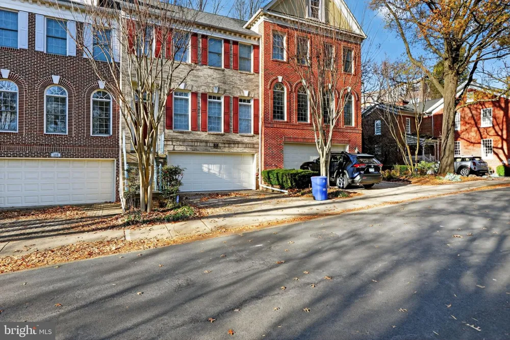 128 REES PLACE Falls Church, VA 22046