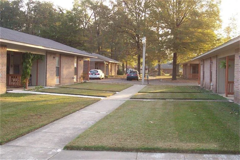 303 E AVENUE Hooks, TX 75561