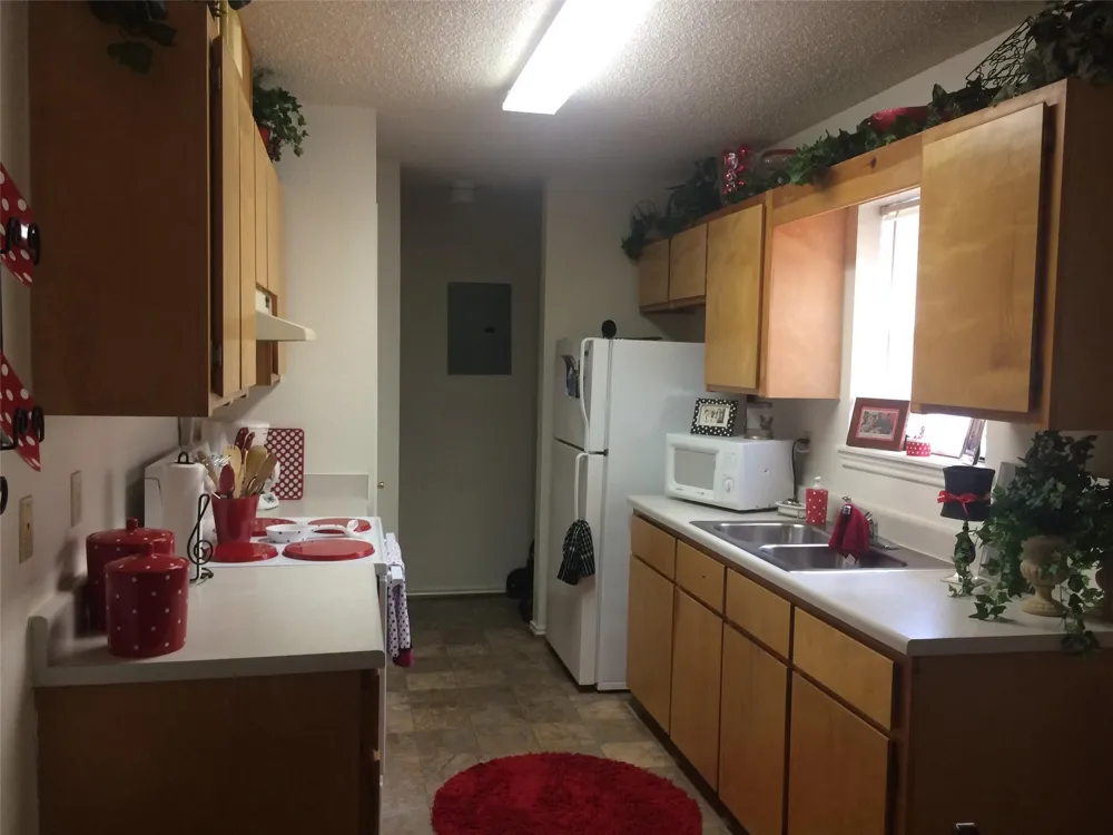 303 E AVENUE Hooks, TX 75561