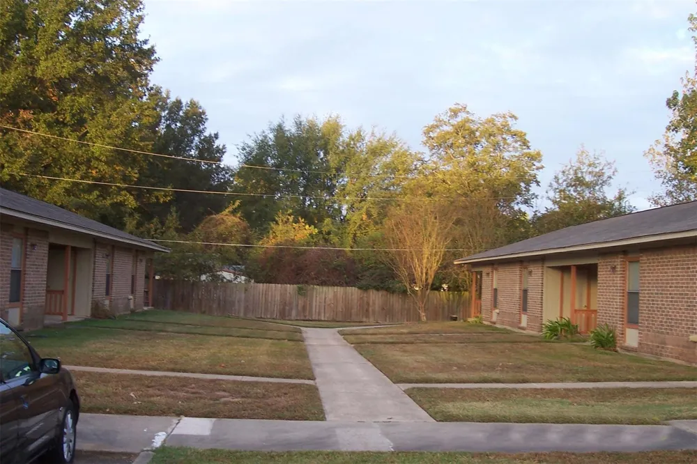 303 E AVENUE Hooks, TX 75561