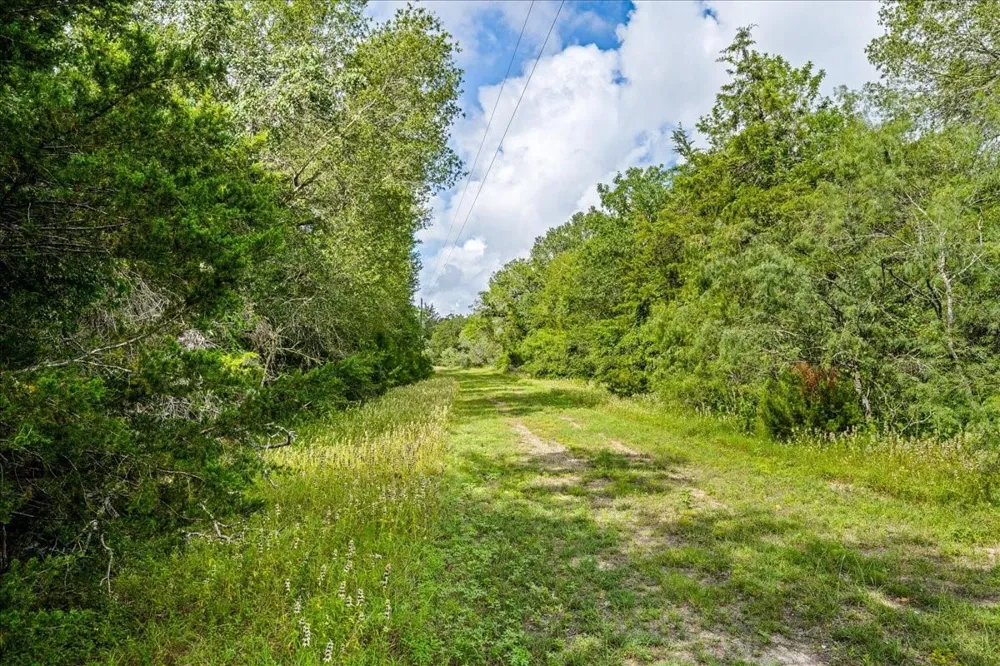2845 Boehnke Road Muldoon, TX 78949
