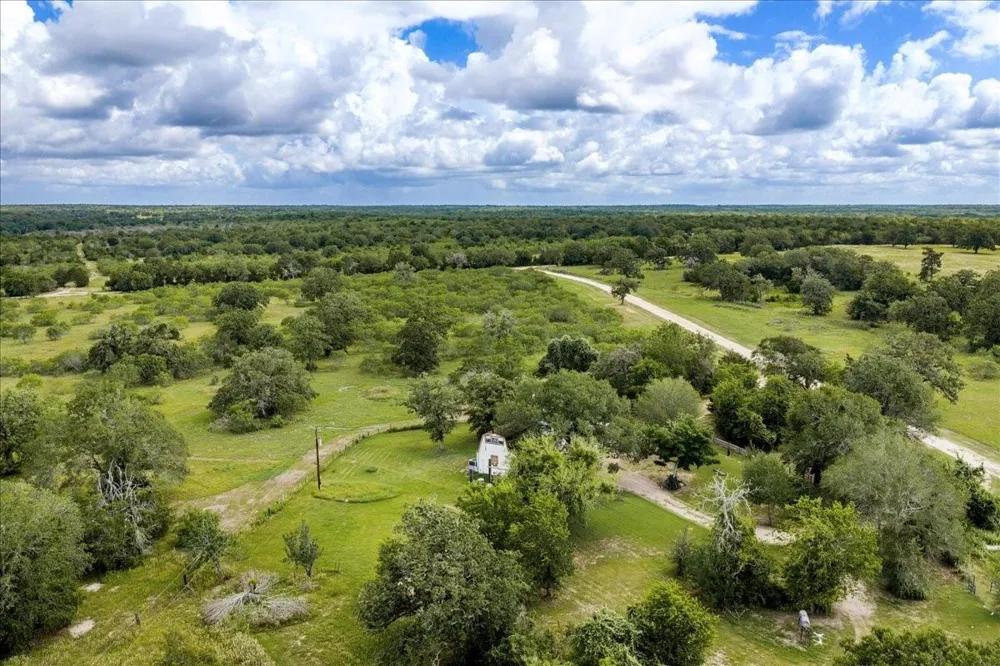 2845 Boehnke Road Muldoon, TX 78949