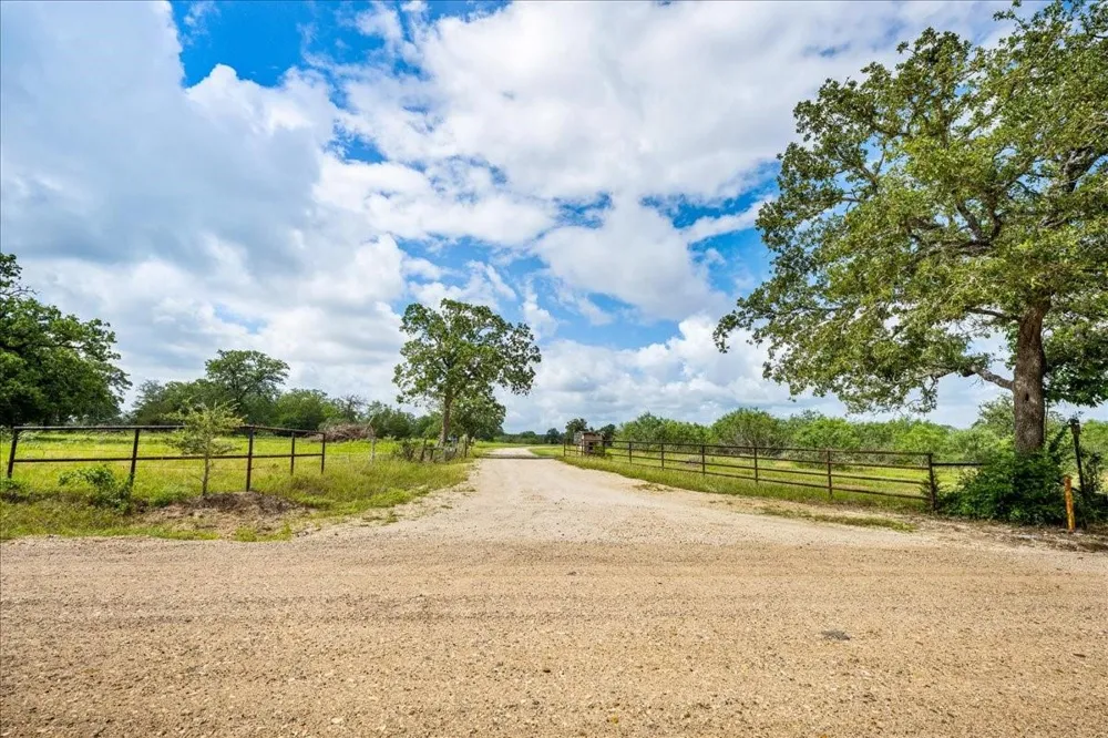 2845 Boehnke Road Muldoon, TX 78949