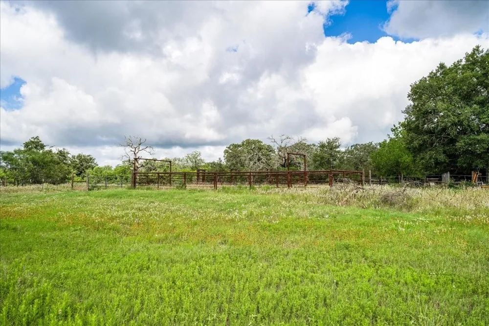 2845 Boehnke Road Muldoon, TX 78949