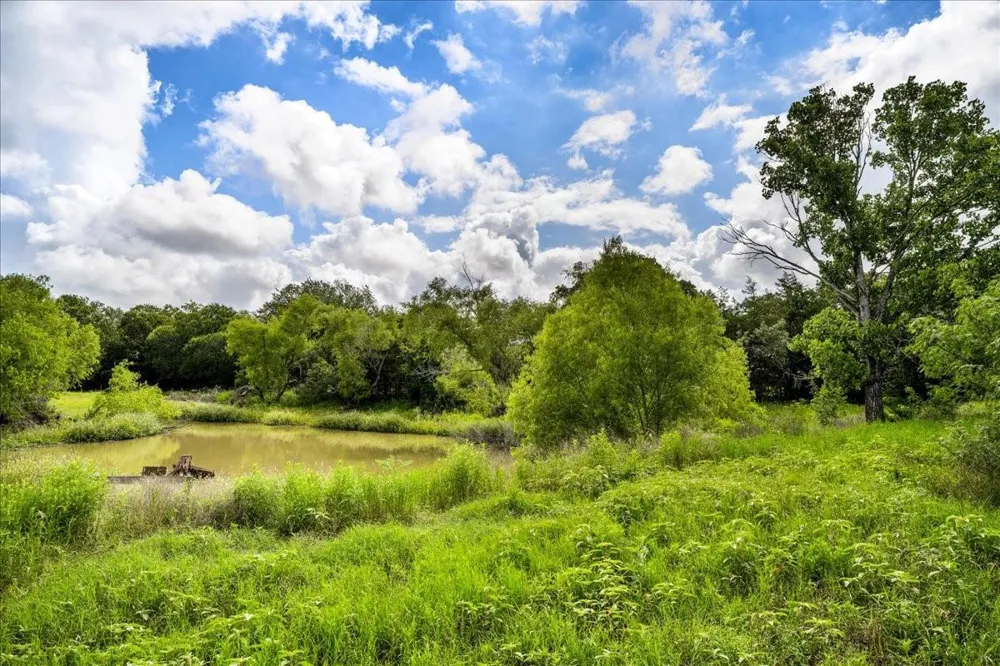 2845 Boehnke Road Muldoon, TX 78949