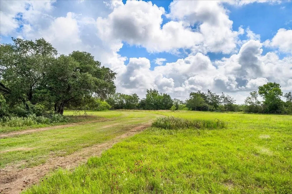 2845 Boehnke Road Muldoon, TX 78949