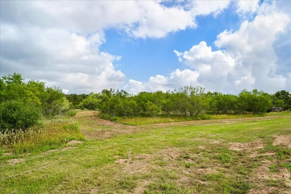 2845 Boehnke Road Muldoon, TX 78949