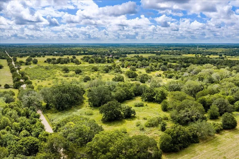 2845 Boehnke Road Muldoon, TX 78949